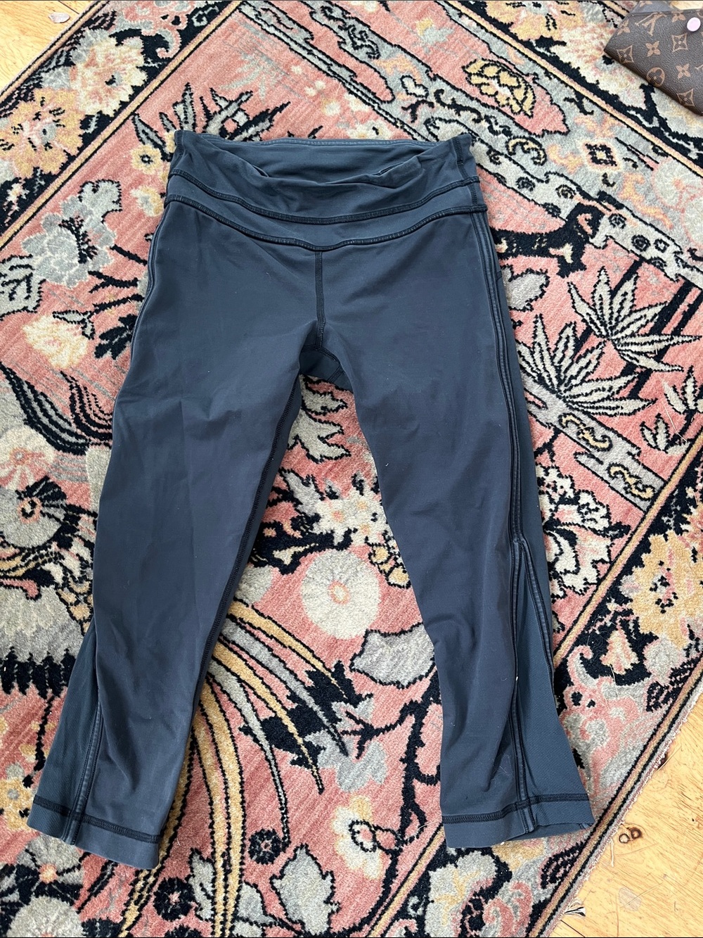 LULULEMON Black Athletic Cropped Leggings Sz 4, great cond